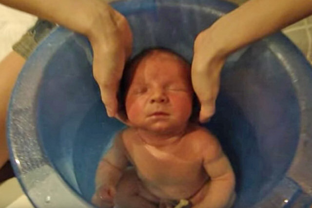 Bebê se acalma instantaneamente quando a mãe o coloca em uma banheira especial