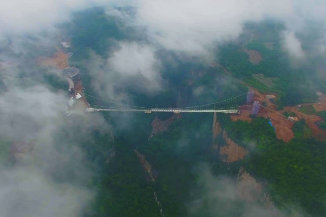 Inauguram outra ponte de vidro na China, a mais alta e longa do mundo