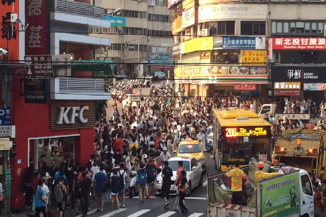 Vídeo épico mostra multidão correndo atrás de um pokémon em Taipei