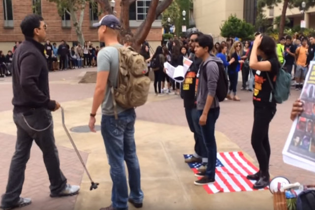 Estudantes protestam pisando na bandeira americana e um veterano não gosta muito do que vê