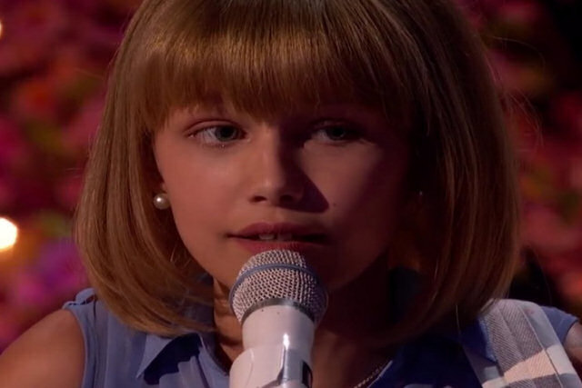 Garota de 12 anos canta uma canção original no Got Talent América