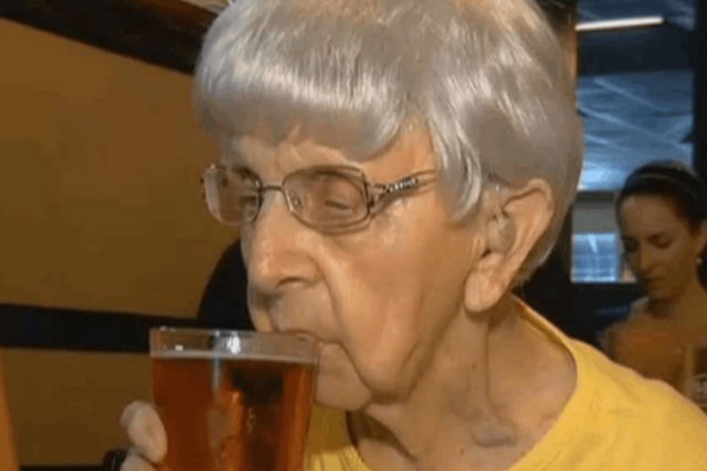 Ela tem 102 anos e assegura firmemente que o segredo da vida eterna está em tomar cerveja