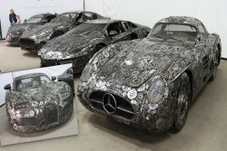 50 artistas invadiram um ferro-velho polonês para construir uma coleção de carros de metal reciclado