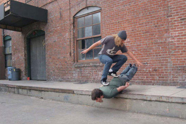 Animação stop-motion de um skatista usando outro ser humano como skate