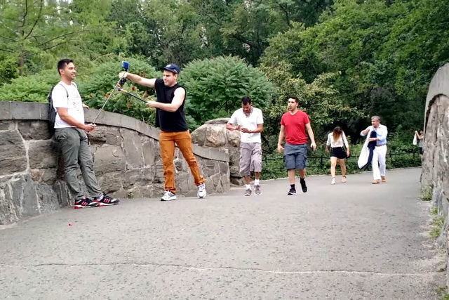 Youtuber tolo não teve melhor ideia do que cortar paus de selfie de turistas em NYC