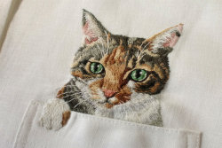 Os graciosos bordados de animais de estimação nos bolsos de camisas desta artista japonesa