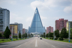 Fotos surreais da capital da Coreia do Norte em uma excursão sancionada pelo Estado