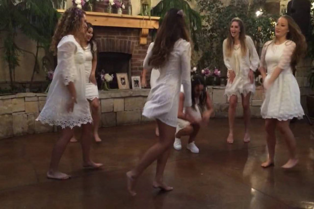 Esta rotina de dança da noiva e damas deixa todos os outros vídeos de casamento envergonhados