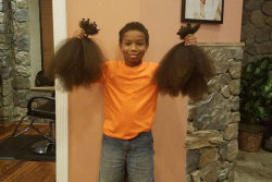 Garoto de 8 anos deixou o cabelo crescer durante 2 anos para fazer perucas para crianças com câncer