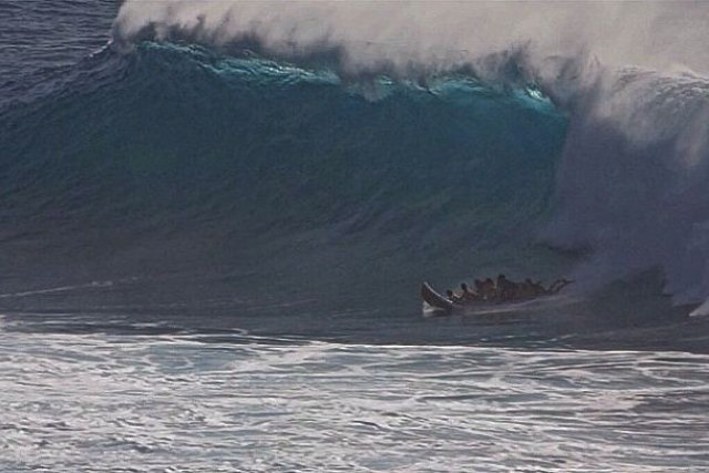 Esta prancha enorme permite que até sete surfistas singrem uma onda