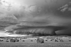As sinistramente incríveis fotos de tempestades em preto e branco de Mitch Dobrowner