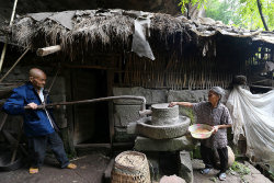 Casal de chineses vive em uma caverna há 54 anos
