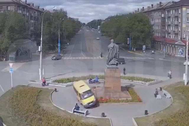 Microônibus cruza pelo meio da pracinha: apenas um dia normal na Rússia