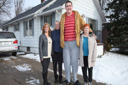 O jovem mais alto do mundo mede 2,37 metros, e segue crescendo 15 centímetros ao ano