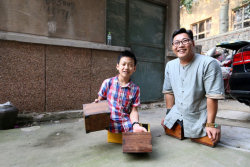 Chinesinho de 11 anos sem pernas sobe até o topo de uma montanha com a ajuda de seu mentor