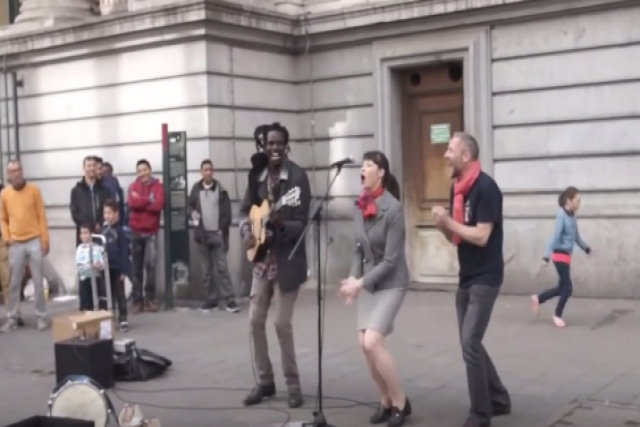 Músico de rua pede a uma mulher que se aproxime e o resultado é épico