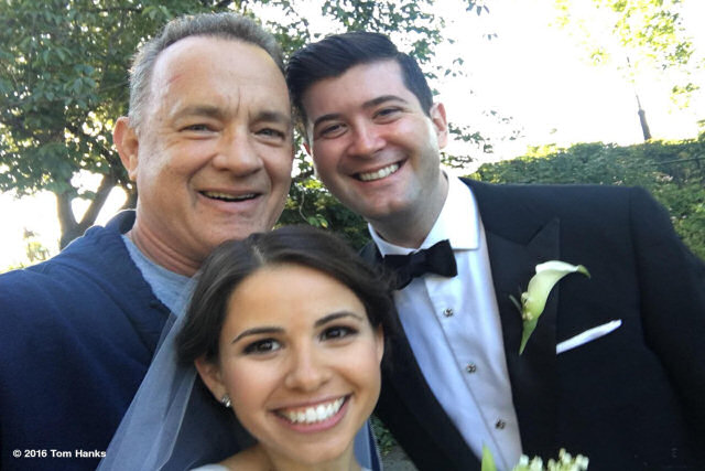 Tom Hanks aparece de bicão de fotos em sessão fotográfica de casamento