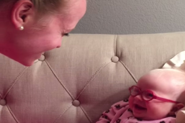 Bebê vê sua mãe pela primeira vez com seus óculos novos