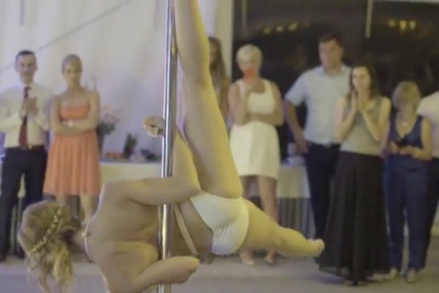 Noiva surpreendeu seus convidados com pole dance