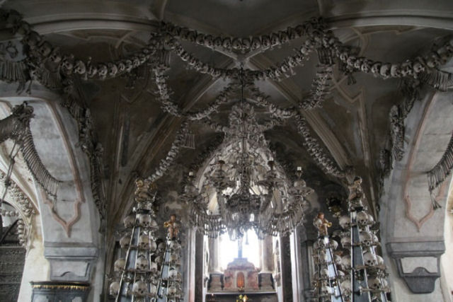 Esta capela perturbadoramente bonita  adornada com milhares de esqueletos