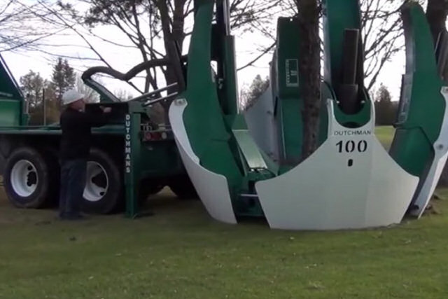 Esta máquina pode desenterrar e realocar uma árvore inteira