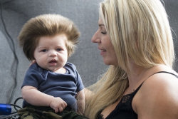 Este bebê tem apenas 2 meses e uma cabeleira incrivelmente volumosa