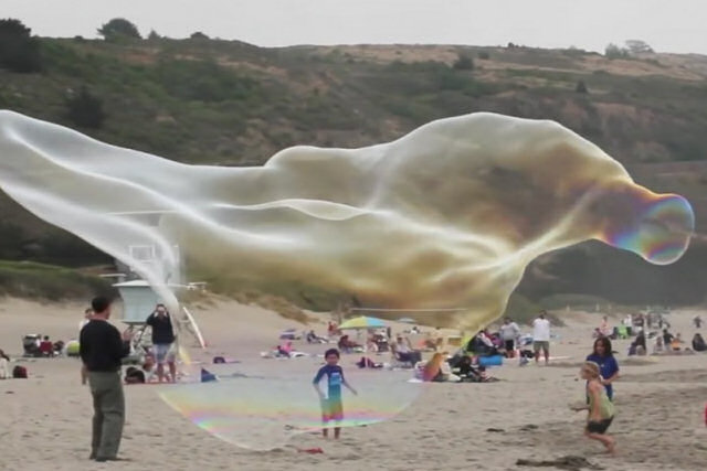 Bolhas de sabão gigante na praia são as melhores bolhas