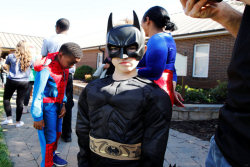 Super-heróis se despedem de garoto alvejado em tiroteio nos EUA