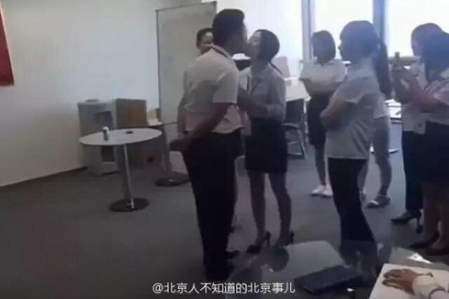 Chefe chinês obriga funcionárias a beijá-lo todas as manhãs