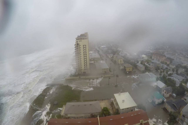 Time-Lapse mostra o furacão Matthew açoitando cidade americana