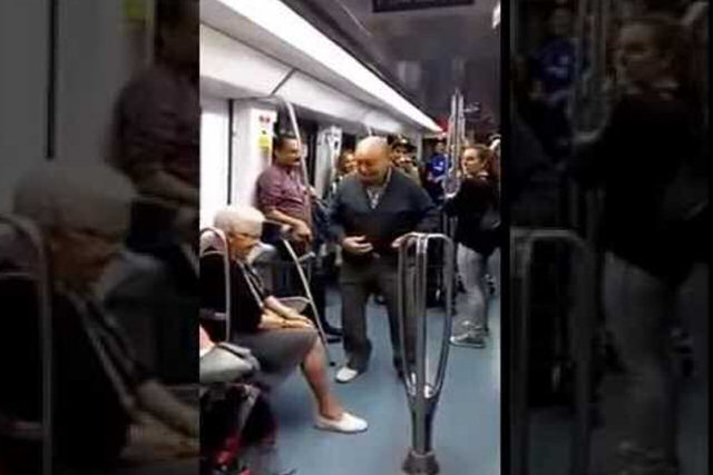 Casal de idosos dança no metrô