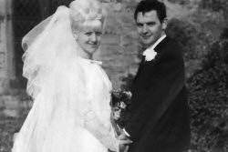 Casal comemora 50 anos usando as mesmas roupas do casamento de 1966