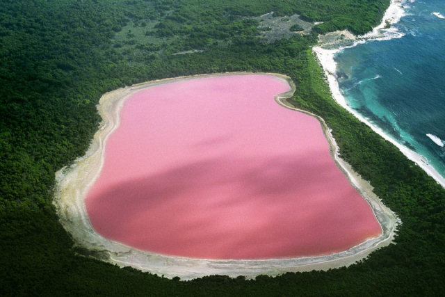 Um lago rosa em fantásticas imagens à vista de drone