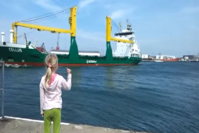 Navio cargueiro gigante responde educadamente o pedido para buzinar de uma menina