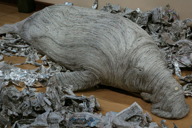 Artista japonesa enrola folhas de jornal densamente para criar esculturas animais incrivelmente realistas