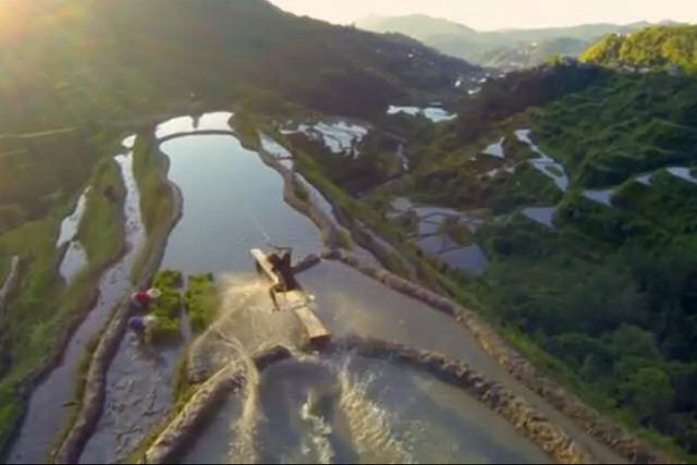 Esqui aquático nas plantações de arroz nas montanhas das Filipinas