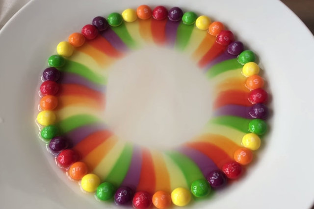 Um truque simples que preenche um prato branco com um arco-íris em expansão
