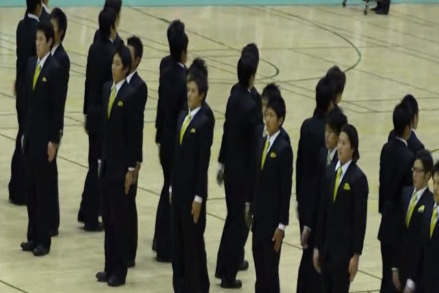 Os espetaculares torneios japoneses de caminhada em grupo sincronizada de precisão