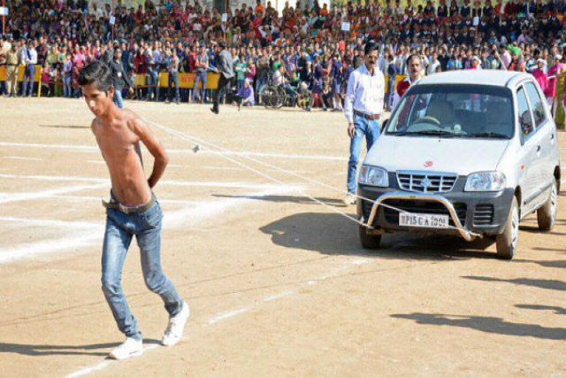 X-Men - Adolescente indiano puxa carros com as omoplatas