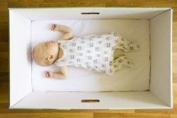 A partir do próximo ano, cada bebê nascido na Escócia receberá uma caixa cheia de itens essenciais
