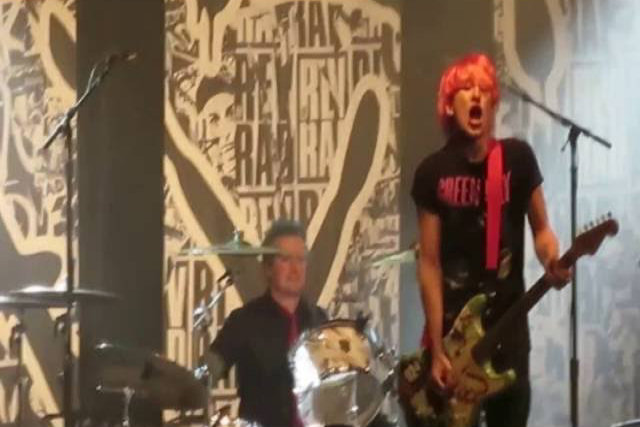 Fã do Green Day se junta a eles no palco e prova que podia fazer parte do grupo