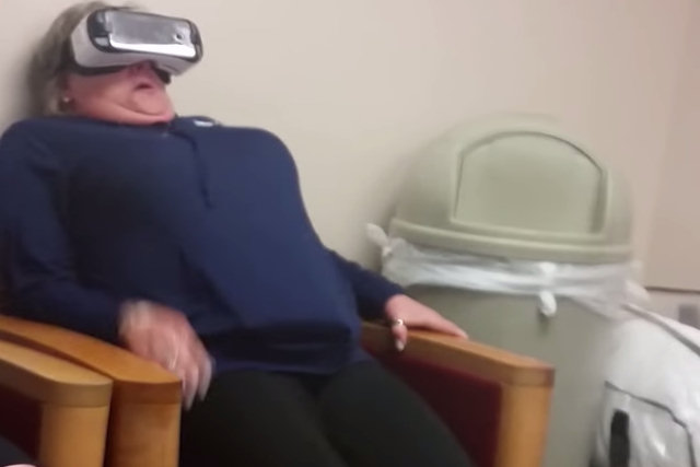 Mãe quase tem um troço ao usar óculos de realidade virtual pela primeira vez