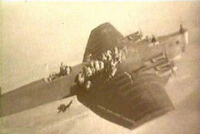 Saltando das asas de um bombardeiro Tupolev TB-3