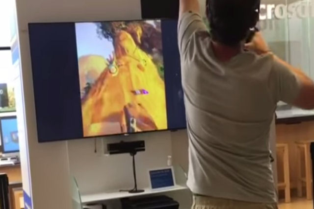 Jovem cai de cara no chão ao experimentar a realidade virtual pela primeira vez
