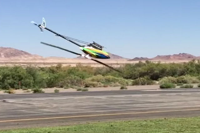 Um helicóptero a controle remoto acrobático