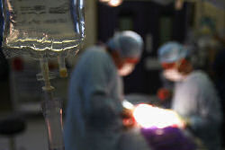 Paciente peida durante a cirurgia a laser e bota fogo na cama