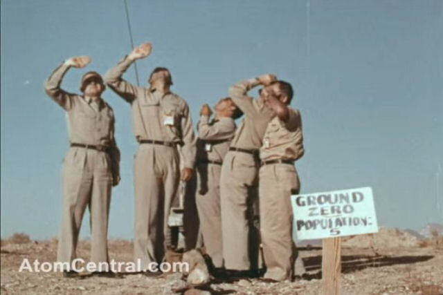 Estes cinco homens se voluntariaram para ficar sob a explosão de uma bomba nuclear