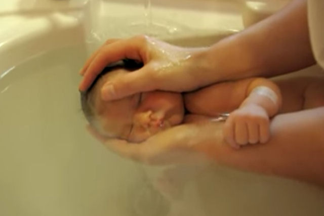 Enfermeira desenvolve um método de banho que faz os bebês se sentirem como dentro do ventre