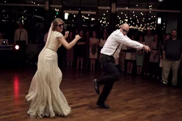 A dança desta noiva e seu pai vai fazer com que comece a semana de bom humor
