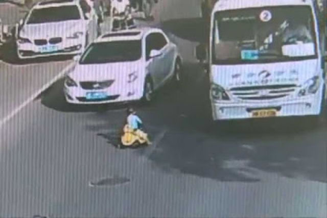 Resgatam um garoto andando de velocípede no meio de uma rua movimentada